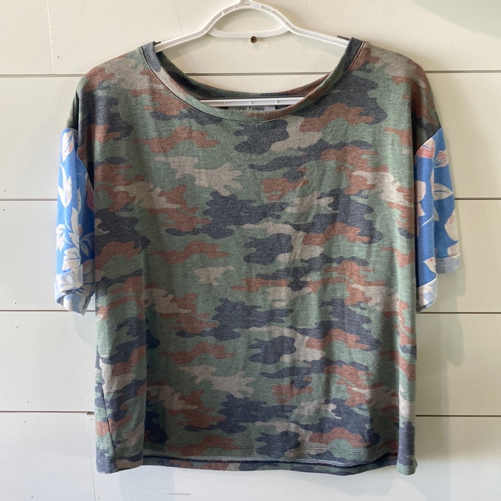 CES FEMME.  Camo Short sleeve shirt.